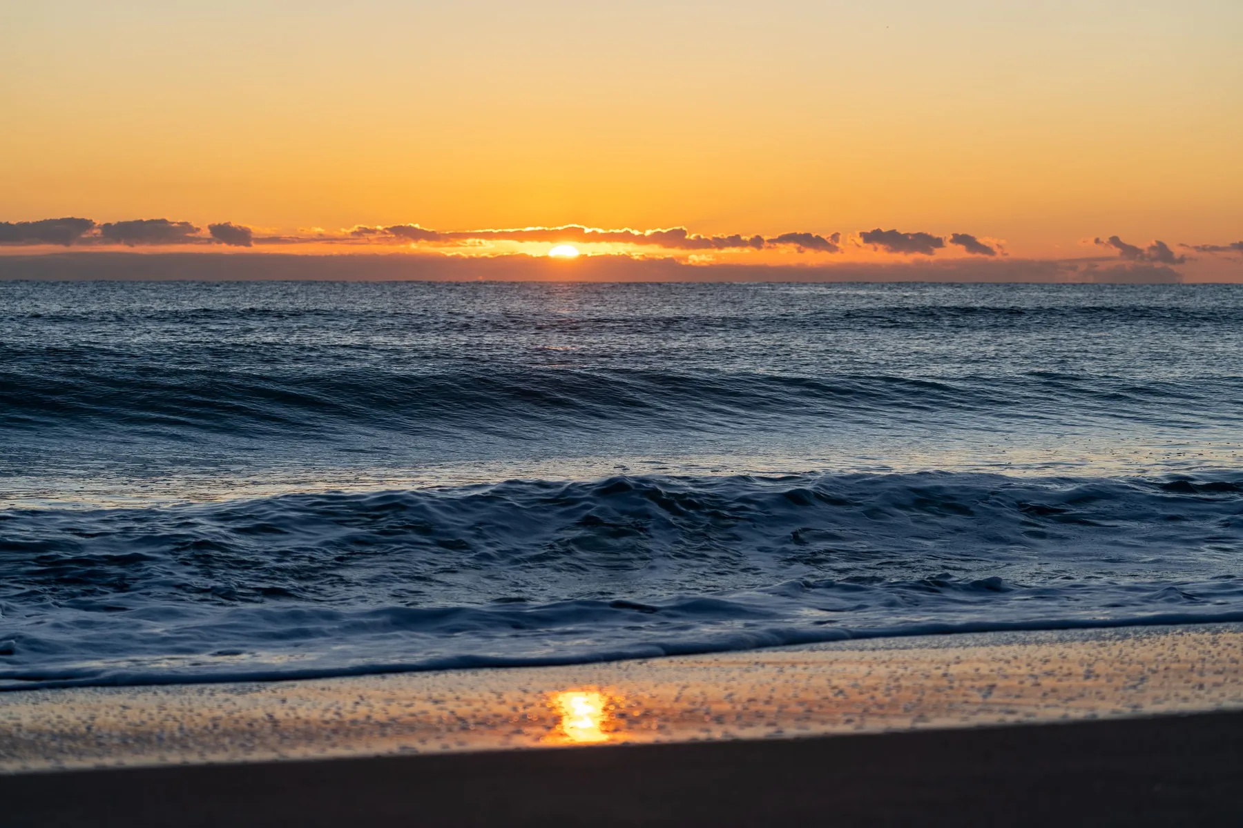 Primera luz del amanecer apareciendo sobre el Mediterráneo