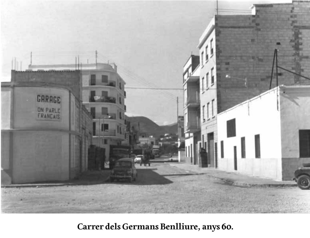 Carrer dels Germans Benlliure de Oliva en los años 60, donde estuvo el pequeño almacén familiar.